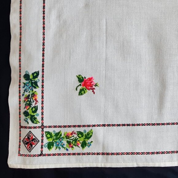 VTG Hand Embroidery Cross Stitch Roses Borders Tablecloth Table Topper 40"X31" - Picture 3 of 15